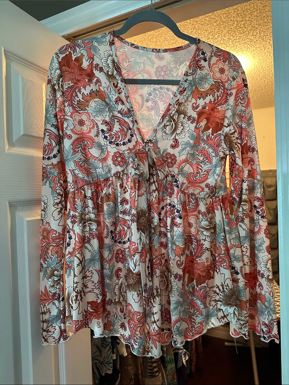 Source Unknown Coral, Cream & Blue Floral V-Neck Long Sleeve Blouse
